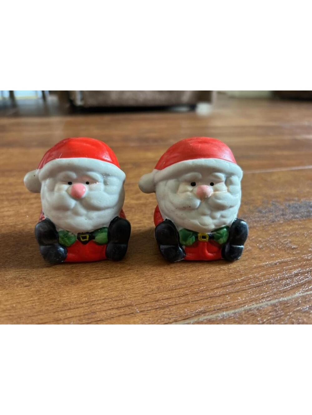 Sitting Santa Salt & Pepper Shakers Set